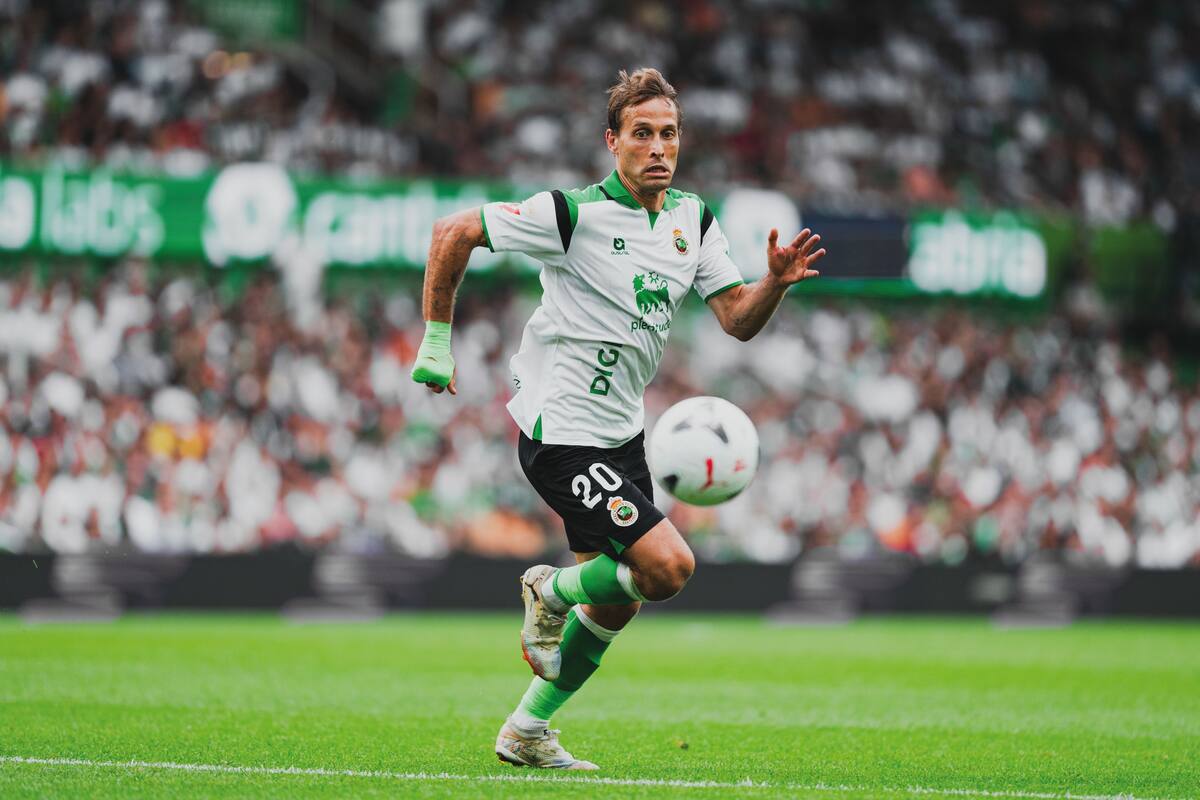 Racing player sprinting with the ball at El Sardinero